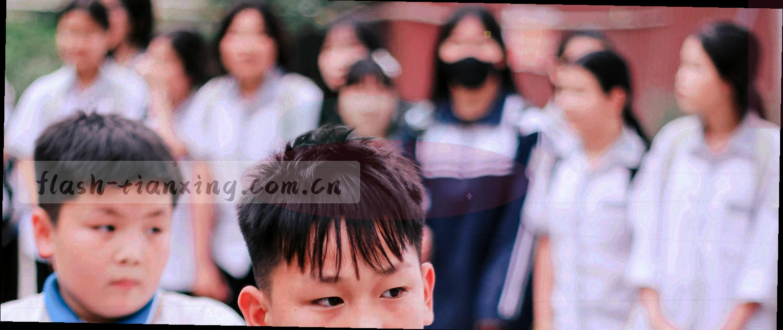 球场边线视角的广角画面，暗调，叠有数据刻度线